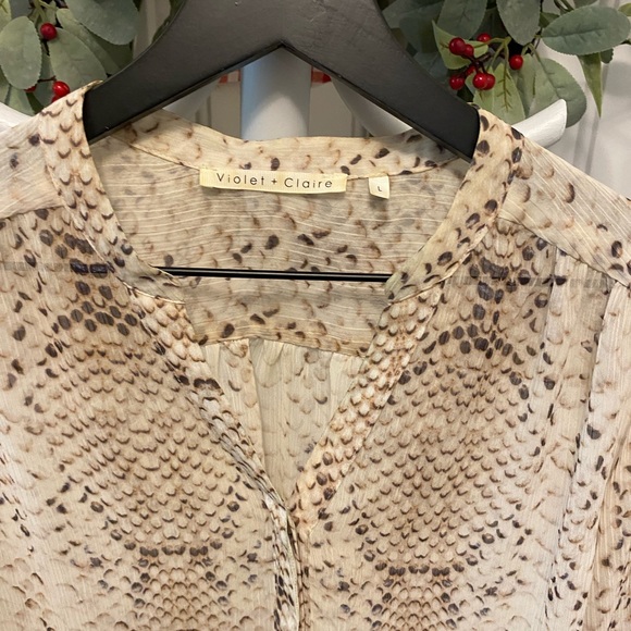 Violet + Claire Snakeskin Reptile Print Sheer Button Down Top LS L - Picture 3 of 9